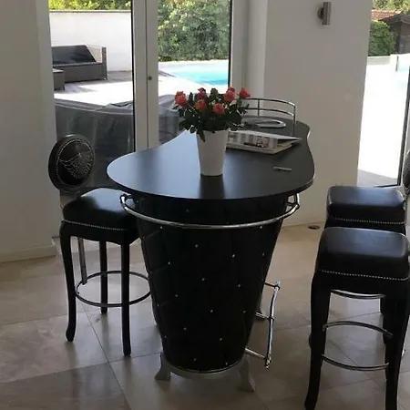 Luxusvilla Mit Pool Kelkheim